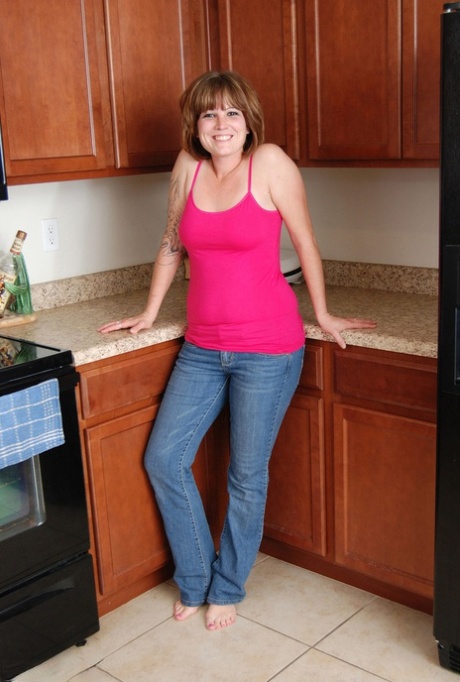 Free Kitchen Milf Porn At Housewife Pics