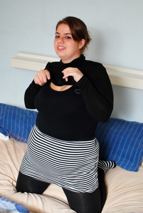 Teenage BBW reveals her big tits and nipples in her solo masturbation scene