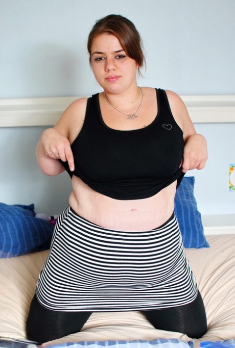 Teenage BBW reveals her big tits and nipples in her solo masturbation scene
