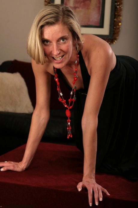 Naughty amateur MILF Erin L spreading her furry pussy in a solo