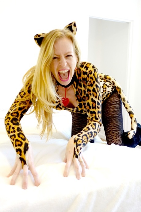 Mature kitty Jenni Lane strips her sexy costume and shows off her big ass