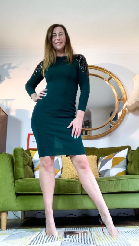 Sexy MILF Lara strips naked & takes off her heels to show her lickable toes