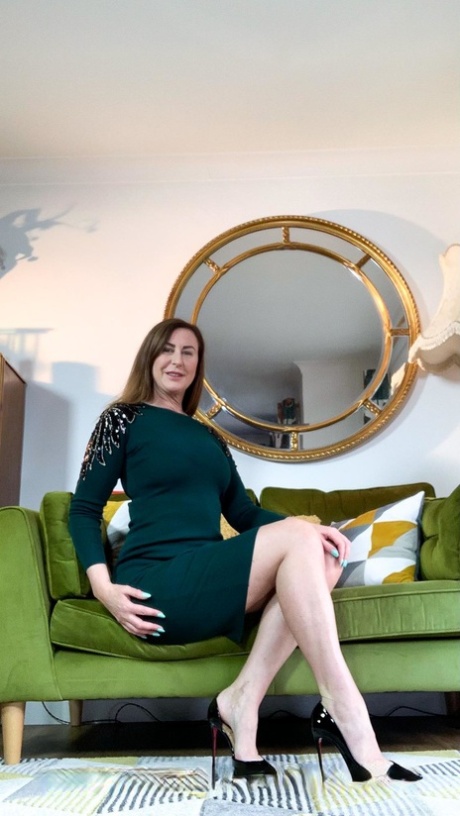 Sexy MILF Lara strips naked & takes off her heels to show her lickable toes