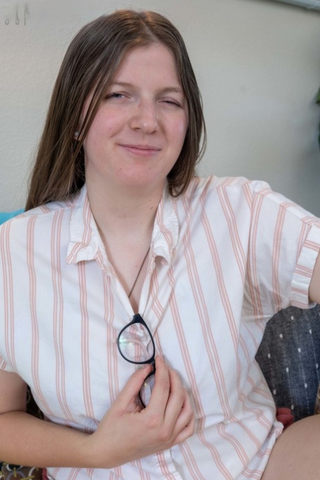 Amateur nerd Jacklyn revealing her chubby body and hairy vagina