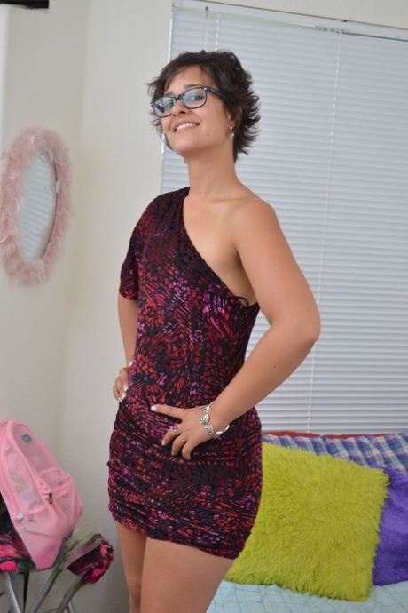 Nerdy amateur WouJ exposes her big booty and poses in her bedroom