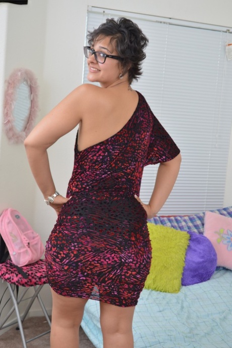 Nerdy amateur WouJ exposes her big booty and poses in her bedroom